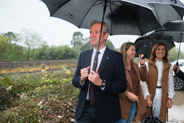El presidente de la Xunta, Alfonso Rueda, junto a autoridades en el inicio de las obras del apartadero ferroviario de la Plataforma Logística de Salvaterra-As Neves (Plisan), a 25 de octubre de 2023.