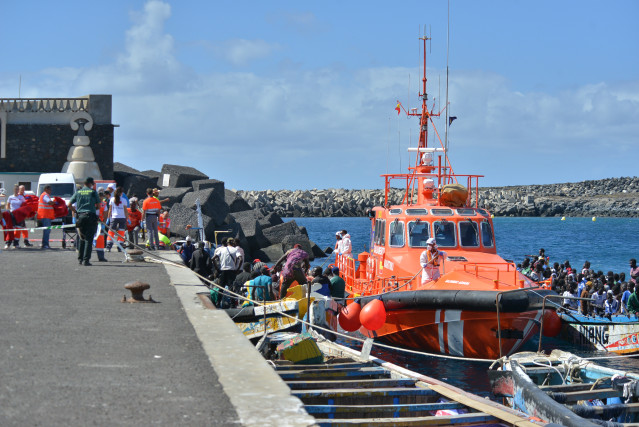 Llegada de la patera al muelle de La Restinga, a 21 de octubre de 2023, en El Hierro, Islas Canarias (España). Han llegado durante la tarde de hoy a El Hierro 532 inmigrantes de origen subsahariano en dos pateras, con 212 y 320 personas, respectivamente.
