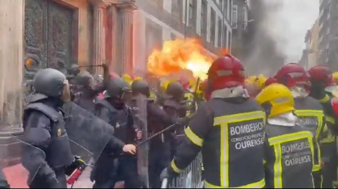 Tensión entre 'antidisturbios' de la Policía y bomberos de la Diputados de Ourense en una protesta en la que han usado lanzallamas