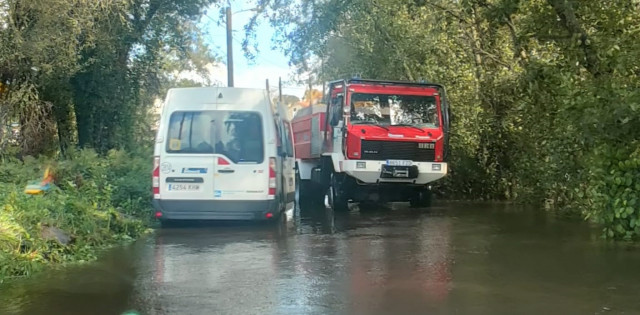 El microbus varado en la balsa de agua del río Arnoia, en Allariz (Ourense)