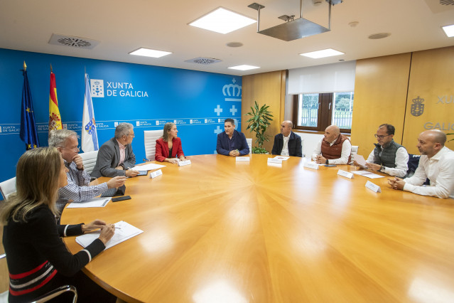 A conselleira de Infraestruturas e Mobilidade, Ethel Vázquez, xunto co director xeral de Mobilidade, Ignacio Maestro, mantén un encontro co presidente de UTAGA, Unión de Taxistas Galegos, Emilio Mosquera, e con representantes desta asociación.