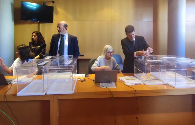 Archivo - Recuento del voto CERA en la Junta Electoral Regional de Asturias.