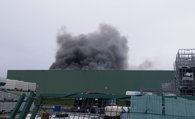 Activo un incendio en la planta de la empresa Sogarisa en As Somozas