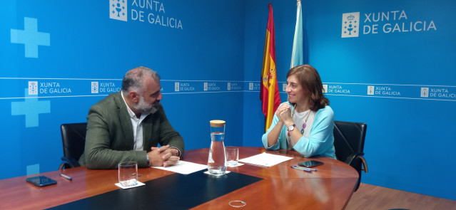 La vicepresidenta segunda y conselleira de Medio Ambiente, Territorio e Vivenda, Ángeles Vázquez, y el alcalde de Oza-Cesuras, Pablo González Cacheiro.
