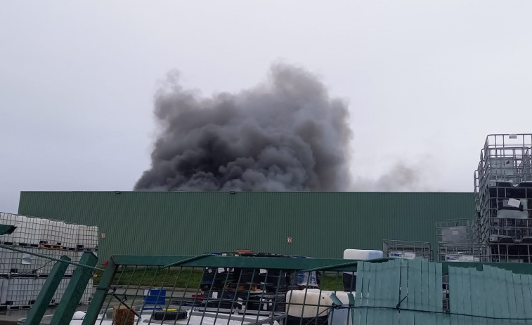 Sofocan el grave incendio en las instalaciones de Sogarisa en As Somozas