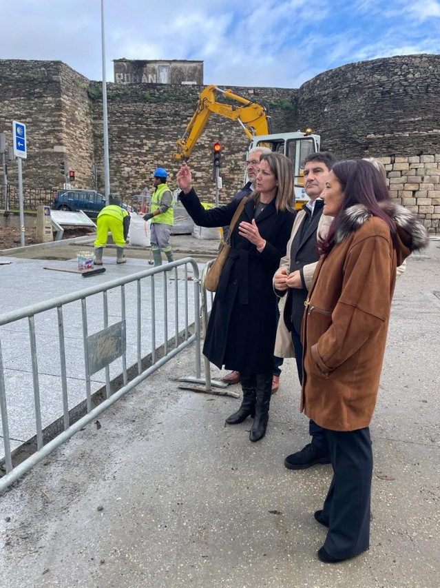 La alcaldesa de Lugo, Lara Méndez, el delegado del Gobierno en Galicia, Pedro Blanco, y la subdelegada del Gobierno en la provincia, Isabel Rodríguez, visitan las obras de humanización del barrio del Carmen, en Lugo a 30 de octubre de 2023.