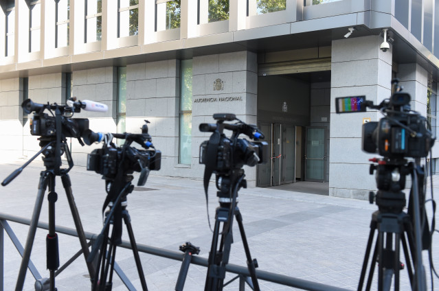 Cámaras esperan la salida del exseleccionador Jorge Vilda de la Audiencia Nacional, a la que ha acudido esta mañana para tomar declaración como investigado, a 10 de octubre de 2023, en Madrid (España). El juez de la Audiencia Nacional que investiga al exp