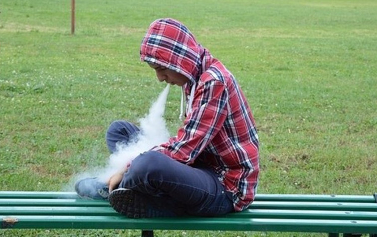 Se acabó irse a fumar al parque: Santiago prohibe el tabaco en Galeras