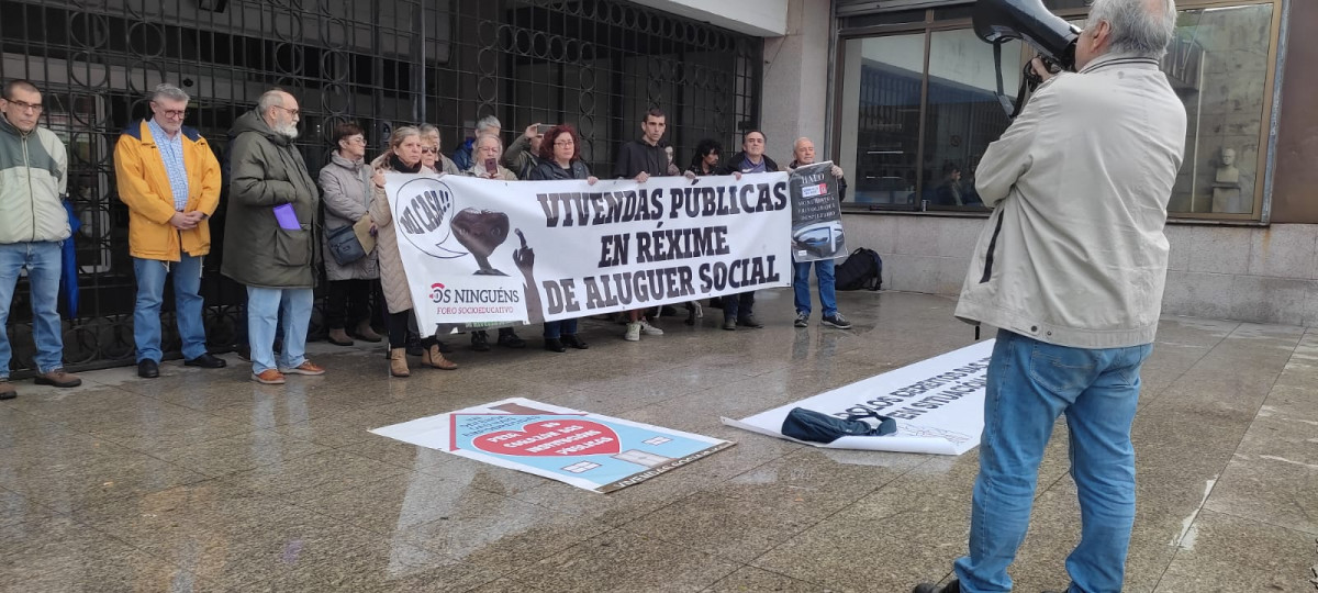 Protesta de Os Ninguu00e9n frente al Concello de Vigo
