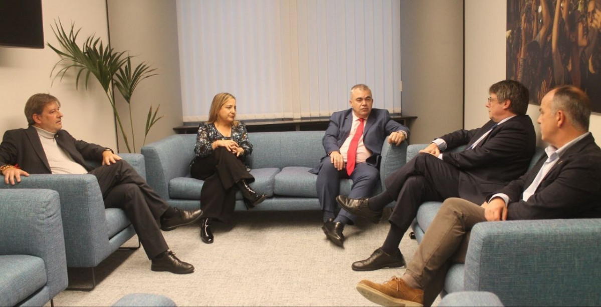 Reunión entre el secretario de Organización del PSOE, Santos Cerdán y el expresidente de la Generalitat de Cataluña, Carles Puigdemont.