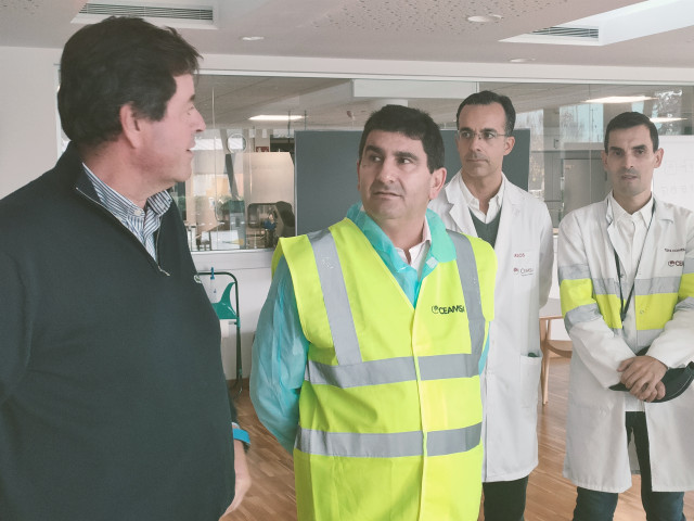 El delegado del Gobierno en Galicia, Pedro Blanco, en una visita a las instalaciones de la Compañía Española de Algas Marinas (CEAMSA) en O Porriño (Pontevedra), a 31 de octubre de 2023.