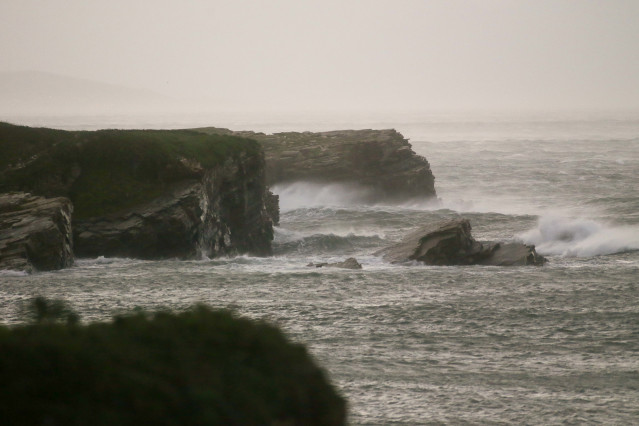 Oleaje durante la entrada de la borrasca Ciarán, a 1 de noviembre, en Rinlo, A Mariña, Lugo, Galicia (España). Galicia entra en el mes de noviembre de la mano de una nueva borrasca, Ciarán, que deja rachas de viento de hasta 100 km/h y un intenso temporal