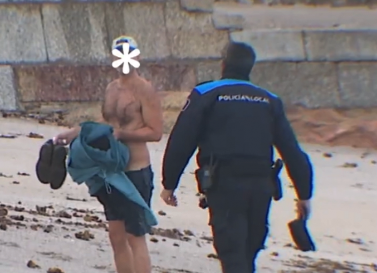 Un bañista en pleno temporal en Riazor obliga a intervenir a la Policía Local de A Coruña (vídeos)