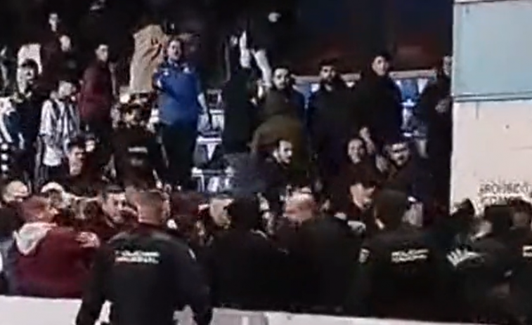 (VÍDEOS) Hinchas del Deportivo y Policía Nacional a palos en el partido contra el Covadonga