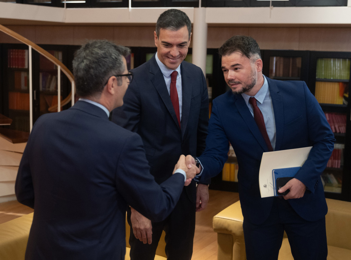 El ministre de Presidència, Félix Bolaños, el president del Govern central en funcions, Pedro Sánchez, i el portaveu d'ERC,  Gabriel Rufián