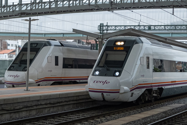 Archivo - Trenes de cercanías parados en las vías de la estación de trenes, a 24  de agosto de 2022, en Santiago de Compostela, A Coruña, Galicia, (España). Los usuarios de Renfe en Galicia pueden adquirir desde hoy los abonos gratuitos. El Gobierno estim
