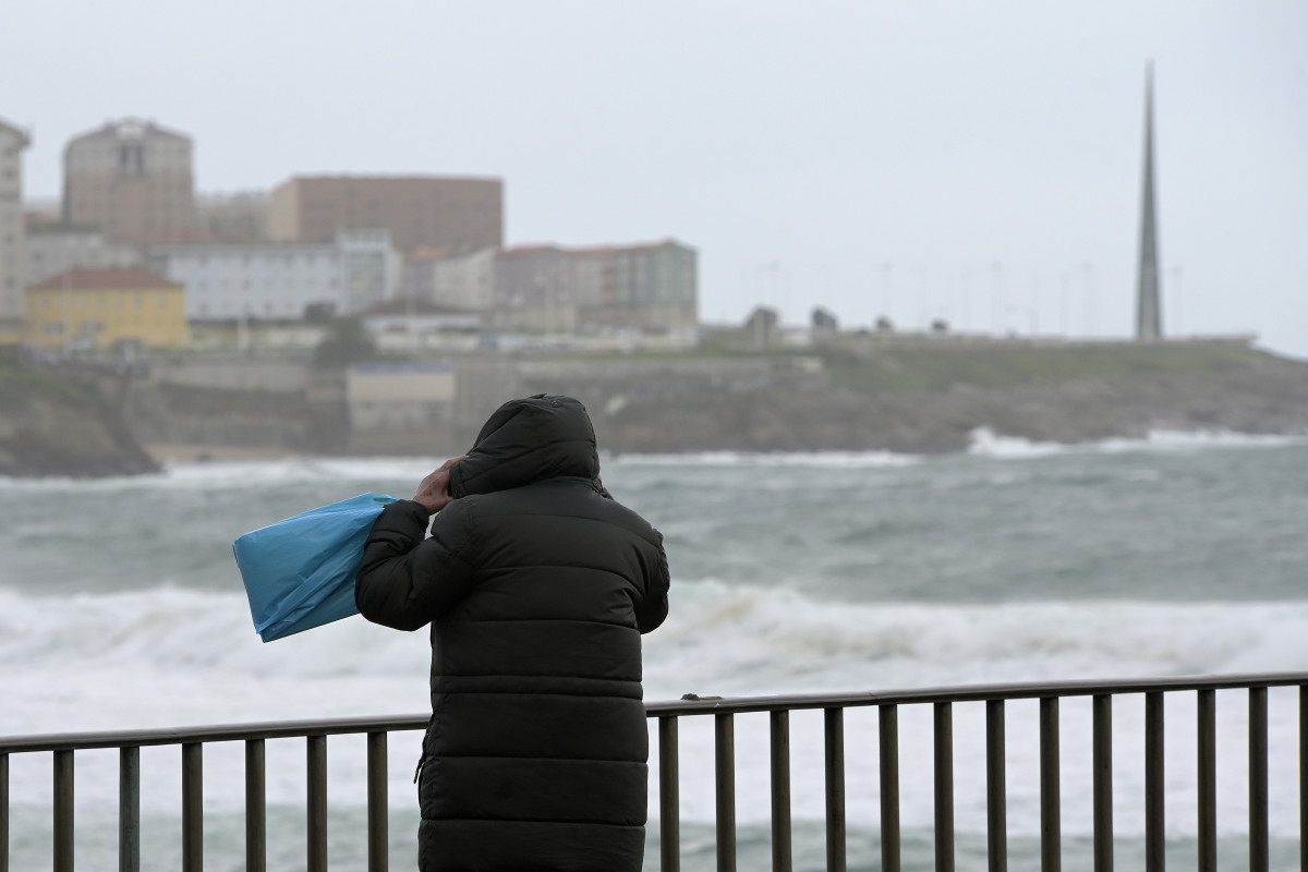 Una persona observa el oleaje, a 2 de noviembre de 2023, en A Coruña, Galicia (España). La borrasca 'Ciarán' está provocando a su paso por Galicia un reguero de incidencias, más de 500 gestionada