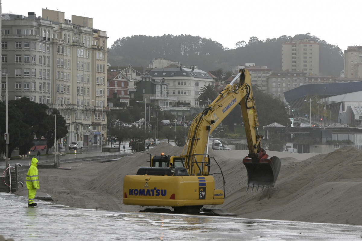 Una excavadora refuerza las dunas artificiales de la playa de Riazor para proteger contra el oleaje y el viento, a 2 de noviembre de 2023, en A Coruña, Galicia (España). La borrasca 'Ciarán' está 
