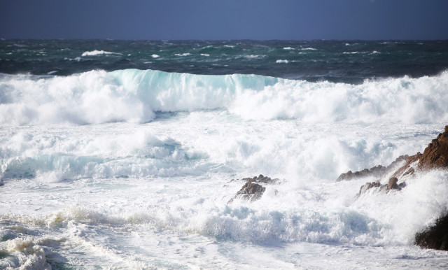 Archivo - Grandes olas en el mar, a 17 de enero de 2023, en Ferrol, A Coruña, Galicia (España). La Dirección General de Emergencias e Interior de la Vicepresidencia Segunda de la Xunta ha activado el primer aviso rojo del año por temporal costero en el li