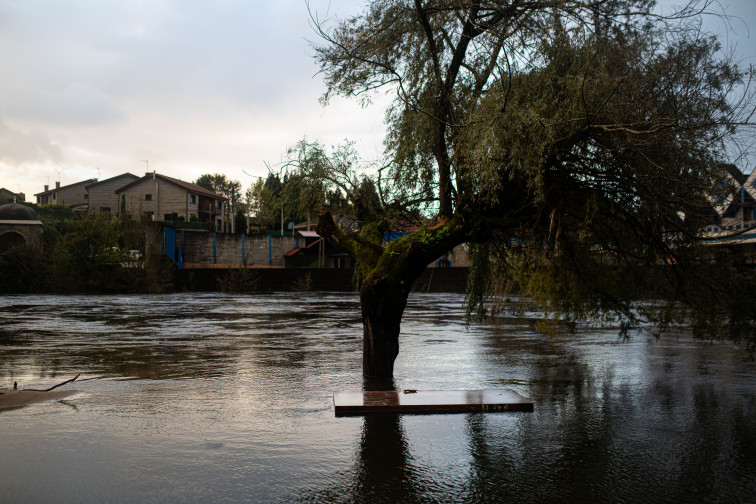 Los vecinos de San Sadurniño auxilian a un conductor tras salirse de la vía por estar inundada