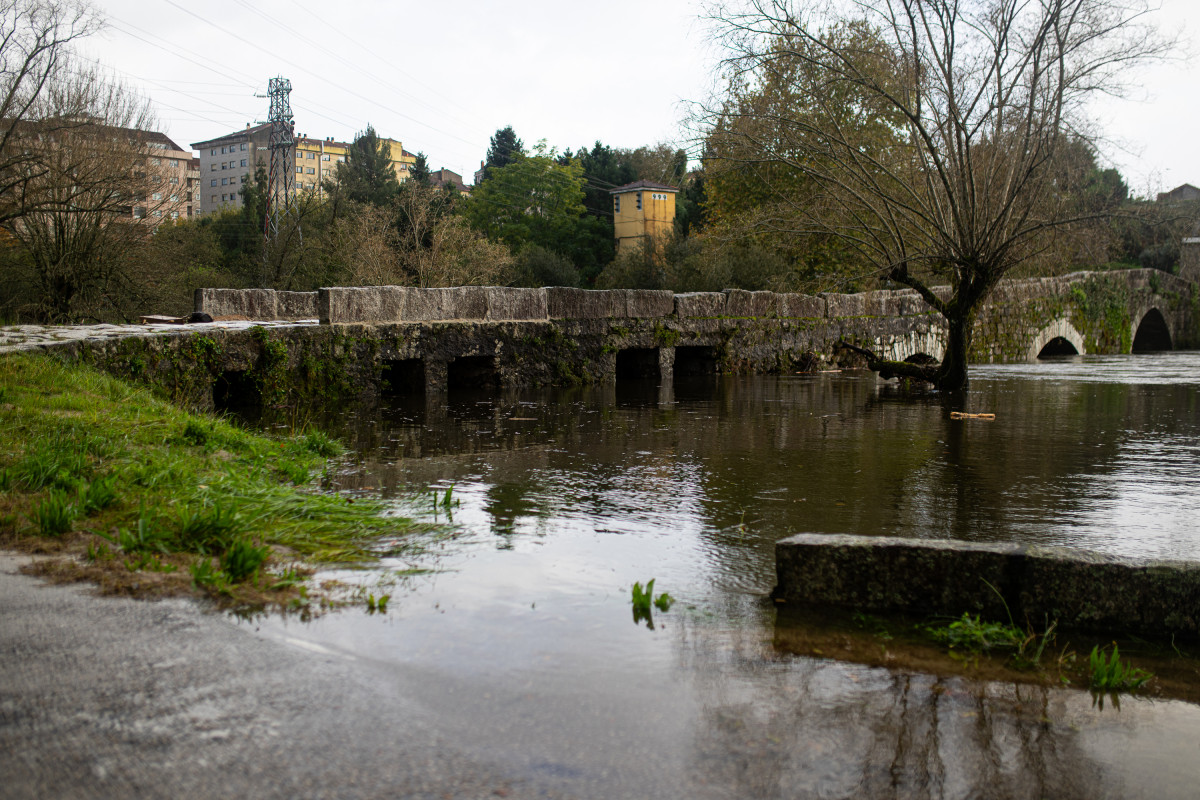Calles inundadas a consecuencia de la crecida del río Tea, a 4 de noviembre de 2023, en Ponteareas, Pontevedra, Galicia (España).