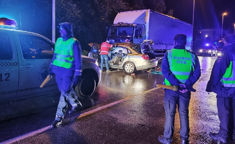 Una joven muere en un accidente de un turismo contra un camión en Viveiro