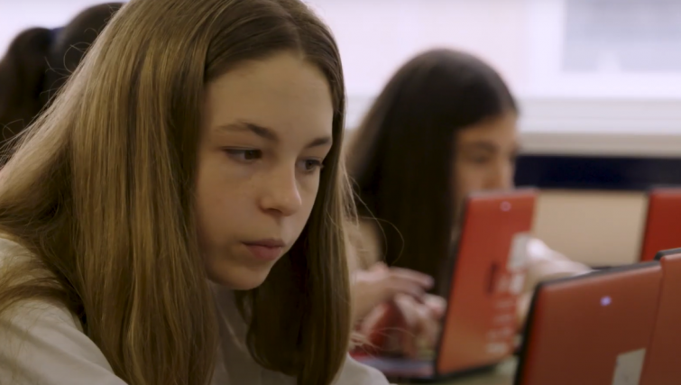 Xunta prohíbe pantallas hasta 5º pero en 53 colegios a partir de 5º solo habrá pantallas