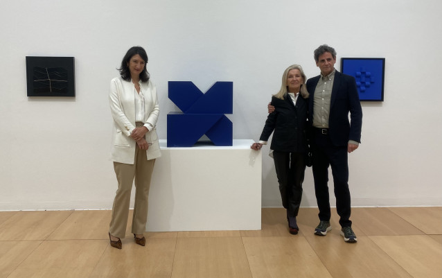 La coordinadora adjunta del área de Cultura de Afundación, Paloma Vela; la historiadora de arte Tatiana Ribic, viuda del artista; y  el comisario de la exposición, Juan de Nieves