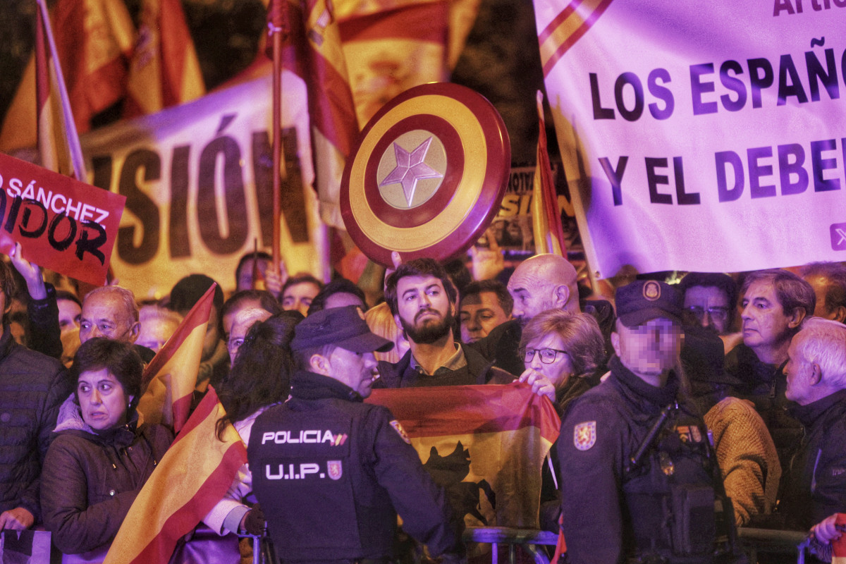 El vicepresidente de la Junta de Castilla y León, Juan García-Gallardo, durante una concentración en contra de la amnistía, frente a la sede del PSOE en la calle Ferraz, a 6 de noviembre de 2023, en Madrid (España).