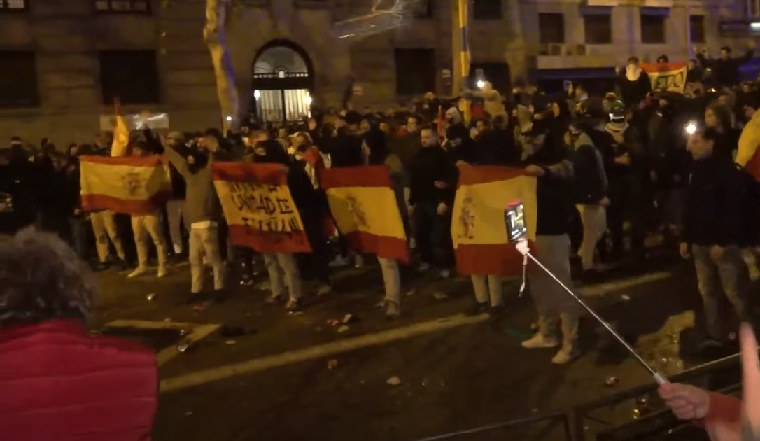 Manifestantes tras la carga en Ferraz en Madrid