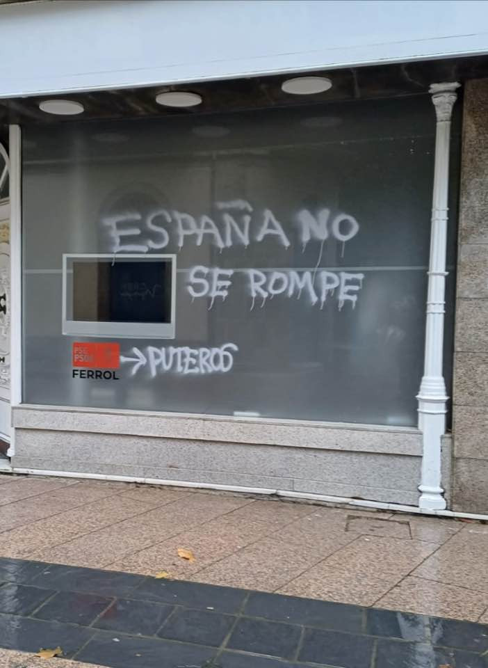 Fachada de la sede del PSdeG PSOE en Ferrol vandalizada en una foto de u00c1ngel Mato