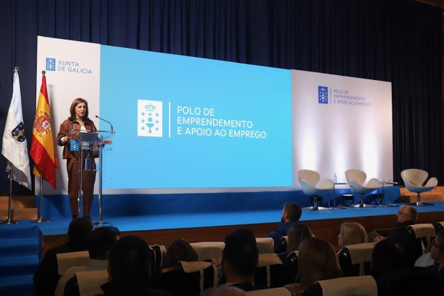 La conselleira de Medio Ambiente, Territorio e Vivenda, Ángeles Vázquez, y la titular de Promoción do Emprego e Igualdade, Elena Rivo, en la inauguración del centro de emprendimiento de Melide