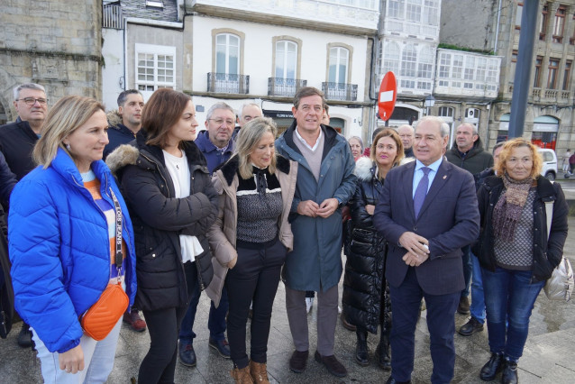 El candidato socialista a la Xunta, Xosé Ramón Gómez Besteiro, con el secretario xeral del PSdeG en Lugo, José Tomé, en Viveiro (Lugo).
