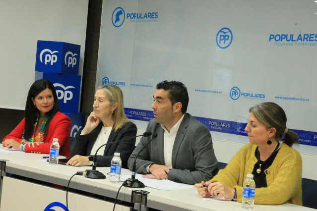 El presidente provincial del PP en Pontevedra, Luis López, con cargos del partido, en la presentación de la concentración para expresar el rechazo a la amnistía para los condenados del 'procés'.