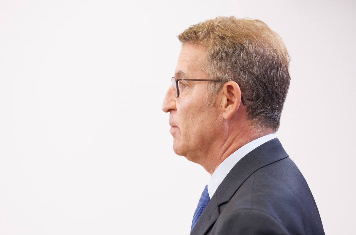 Archivo - El presidente del PP, Alberto Núñez Feijóo, durante una rueda de prensa, posterior a la reunión con su homólogo de VOX, en el Congreso de los Diputados, a 5 de septiembre de 2023, en Ma