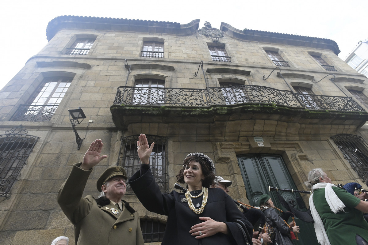 Los actores Fernando Morán e Isabel Risco, que interpretan a Francisco Franco y a Carmen Polo, durante la cuarta marcha por la devolución de la Casa Cornide, a 11 de noviembre de 2023, en A Coruña,