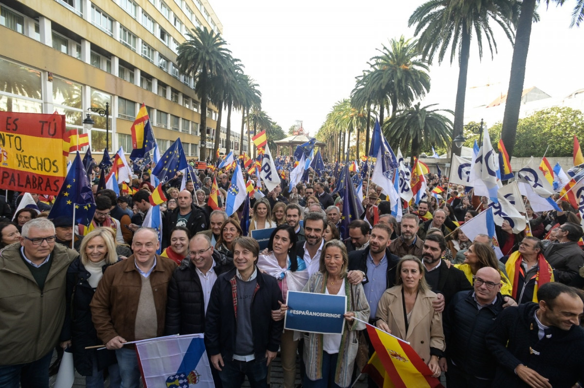 Miles de personas se concentran en A Coruña convocados por el PP para protestar contra la amnistía.
