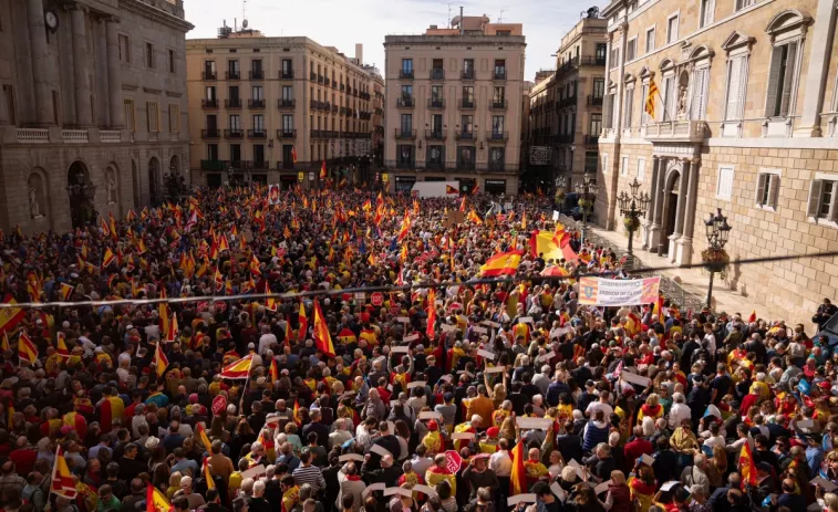 La manifestación en contra de la amnistía llena la plaça Sant Jaume en Barcelona