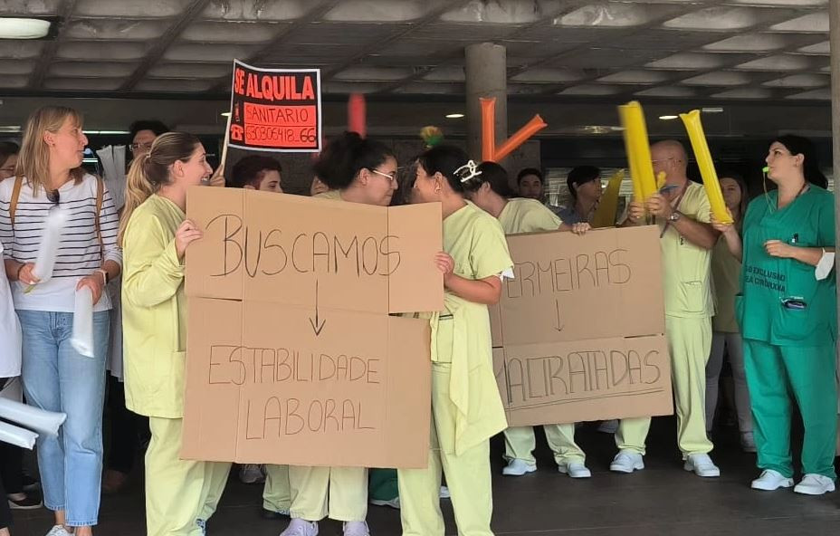 Una pasada protesta de Enfermeras a por Todas en el CHUS en una foto de EP