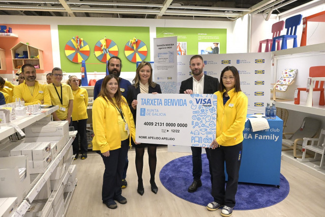 A Coruña.-  A conselleira de Política Social e Xuventude, Fabiola García, acompañada do delegado territorial da Xunta na Coruña, Gonzalo Trenor, presenta as novas vantaxes da Tarxeta Benvida. 13/11/2023 Foto: Moncho Fuentes / AGN A Coruña