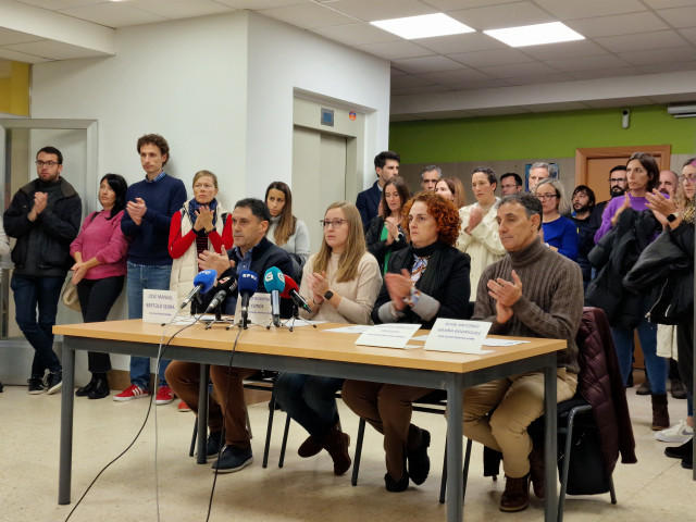 Centros educativos de Vigo recuerdan a los fallecidos en el incendio de Alfonso X y piden protección para los menores.