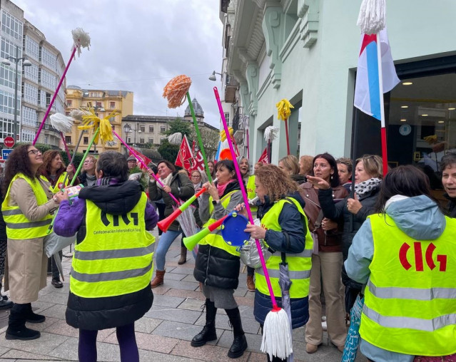 Las trabajadoras del sector de limpieza de edificios y locales de la provincia de Lugo durante una de sus movilizaciones en la Plaza de Santo Domingo, en Lugo, en noviembre de 2023.