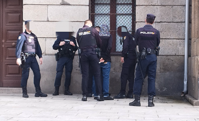 Riazor Blues detenidos por agredir a manifestantes contra la amnistía en A Coruña quedan libres con cargos