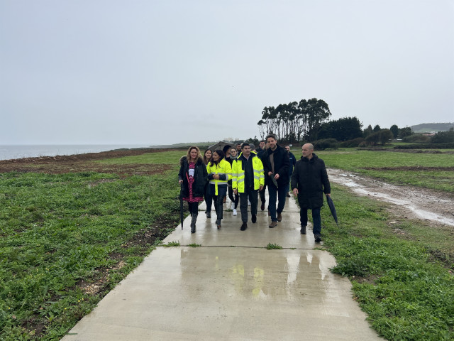 El delegado del Gobierno anuncia la apertura inminente del sendero entre las playas de Peizás y A Pampillosa