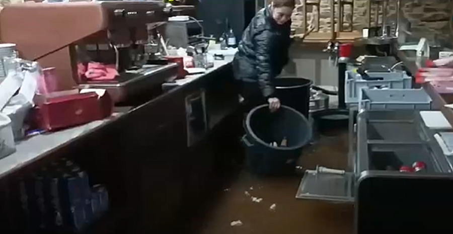 Albergue de Ponte Olveira inundado por el Xallas en una foto de la TVG