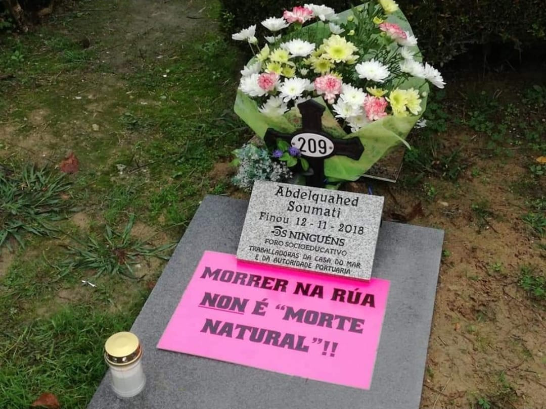 Homenaje de Os Ninguens a uno de las personas sin hogar que murieron en la calle en Vigo