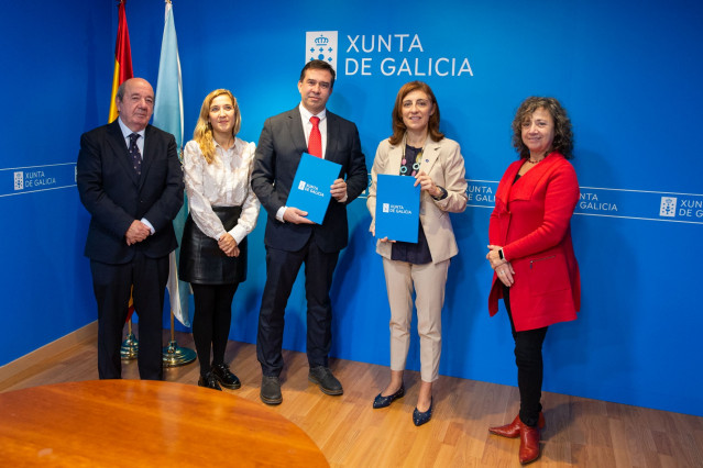 La vicepresidenta segunda y conselleira de Medio Ambiente, Territorio e Vivenda, Ángeles Vázquez, firma un protocolo de colaboración con la Asociación Nacional de Empresas Distribuidoras de Electrodomésticos (ADEN).