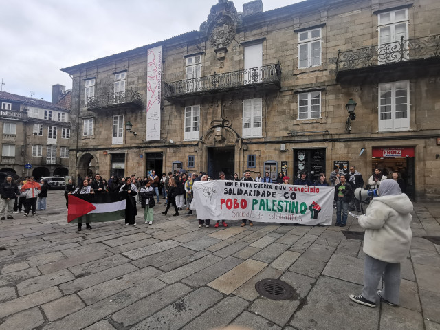 Decenas de estudiantes se concentran en Praza do Toural, en Santiago, para pedir a España que cese su 