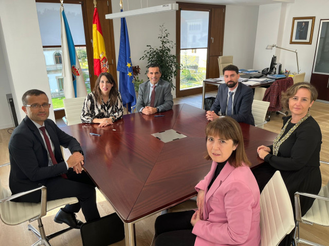 La conselleira de Economía, Industria e Innovación, María Jesús Lorenzana, y representantes de la Asociación para la Digitalización de la Industria de Galicia firman un convenio de colaboración
