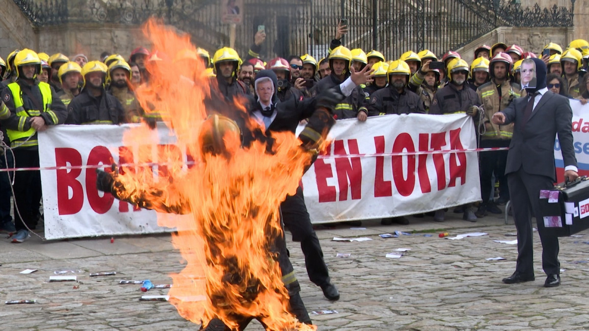 Protesta de bomberos comarcales quemándose a lo bonzo en Santiago